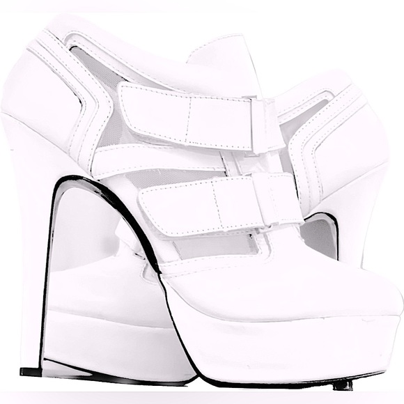 Mojo Moxy Shoes - ⭐️VINTAGE MOJO MOXY⭐️ FEARLESS WHITE SNEAKER STILETTOS W/VELCRO CLOSURES SIZE 7